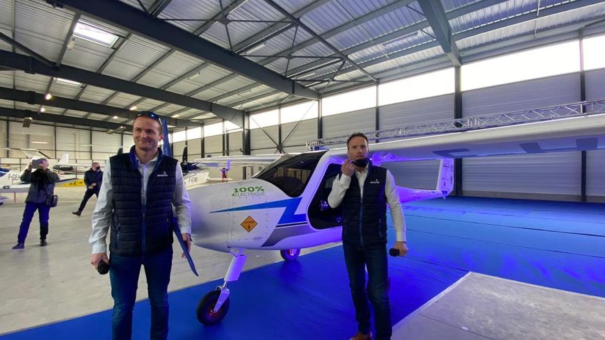 Spécialisée dans la formation des pilotes et des vols touristiques en Haute-Savoie, la société Avialpes (Annecy) vient de présenter son nouvel avion 100% électrique, le Velis Electro.