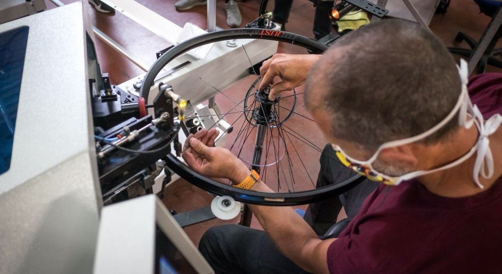 Moustache Bikes a internalisé en 2020 l’assemblage des roues de ses vélos à assistance électrique, moyennant un investissement de 400.000 €.