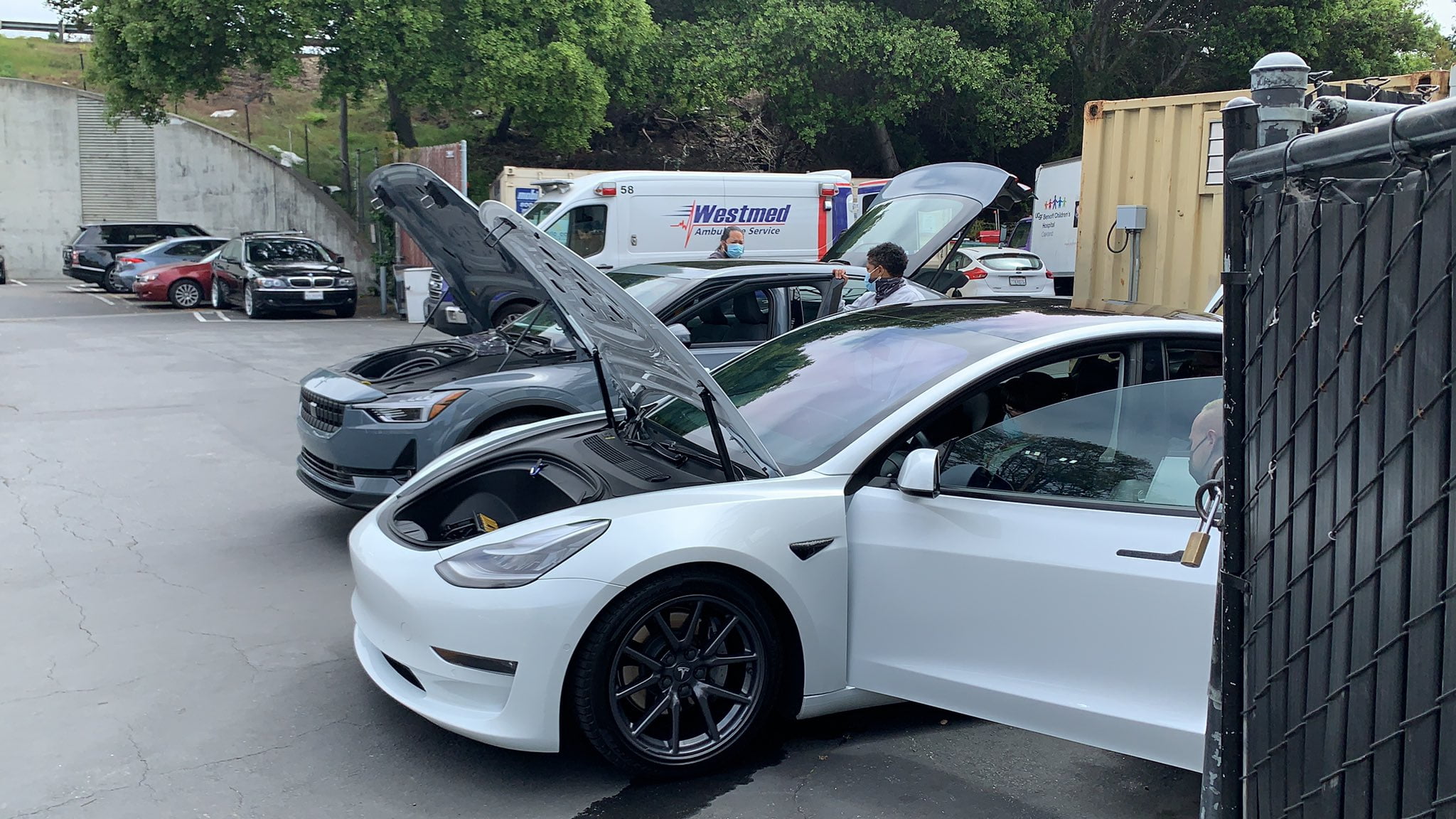 Une Polestar et une Tesla Model 3