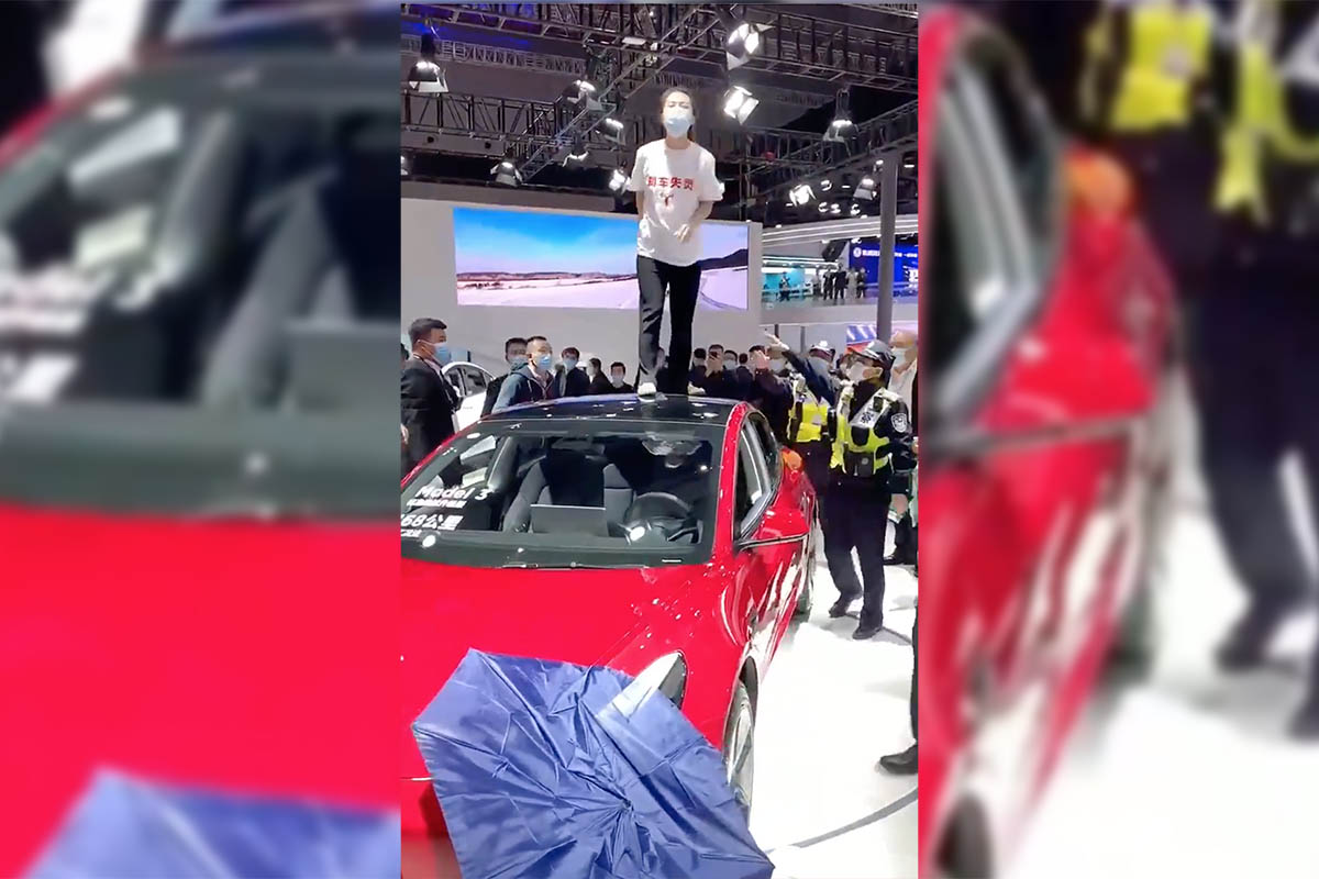 Salon de Shanghai 2021 : Une cliente de Tesla mécontente grimpe sur le toit d'une Model 3