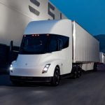 Les camions électriques comme le Tesla Semi approchent de la parité des coûts avec le diesel, selon des études de l'UE