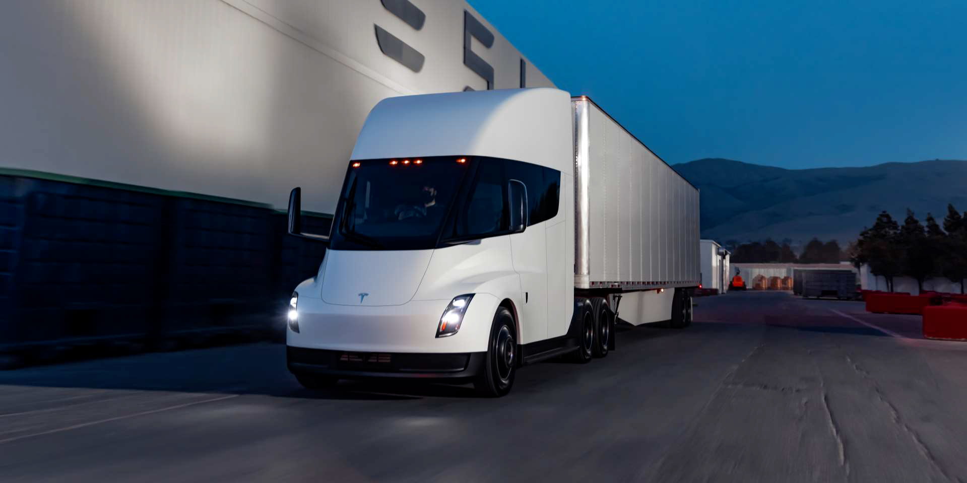 Les camions électriques comme le Tesla Semi approchent de la parité des coûts avec le diesel, selon des études de l'UE