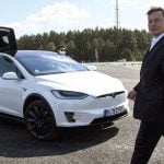 Elon Musk de Tesla visite le Giga Berlin et espère commencer la production d'ici fin 2021