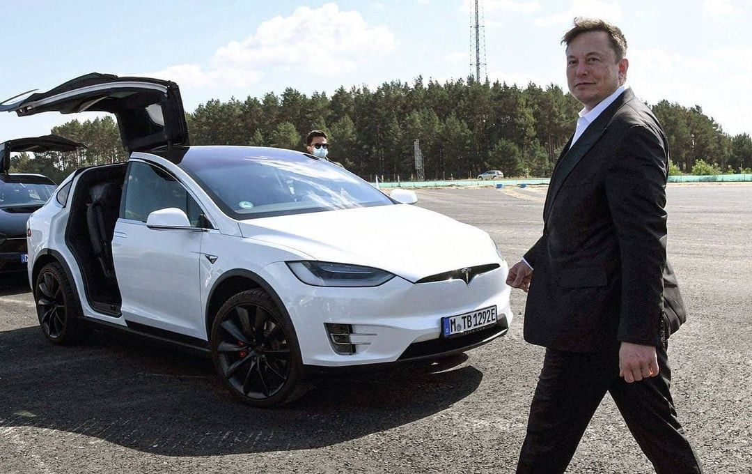 Elon Musk de Tesla visite le Giga Berlin et espère commencer la production d'ici fin 2021