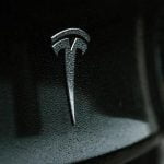 Logo de Tesla - Crédit : Austin Ramsey / Unsplash