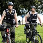 Jean-Marc et Cédric sont les surveillants communaux à vélo des espaces verts.