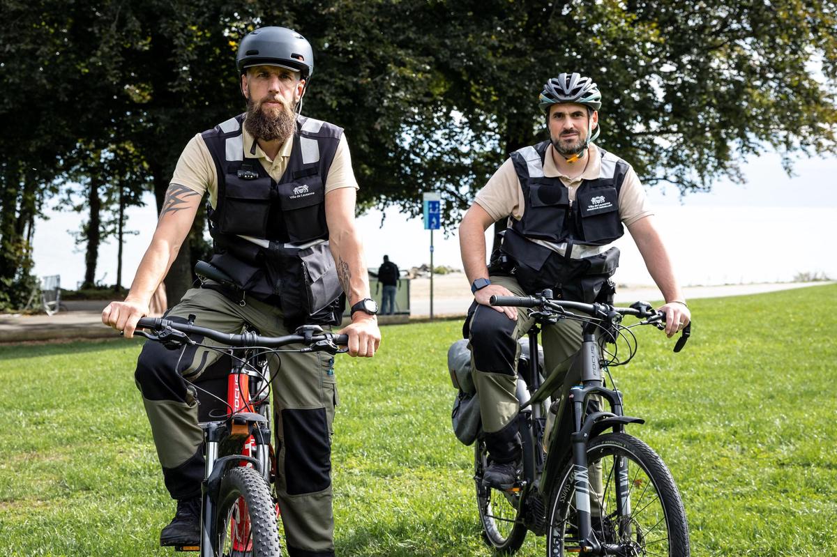 Jean-Marc et Cédric sont les surveillants communaux à vélo des espaces verts.