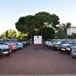 Rallye Aïcha des Gazelles : photo des buggys électriques devant le palais princier de Monaco