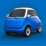Microlino présente la version de production d'une petite voiture électrique, ainsi que son adorable scooter à 3 roues