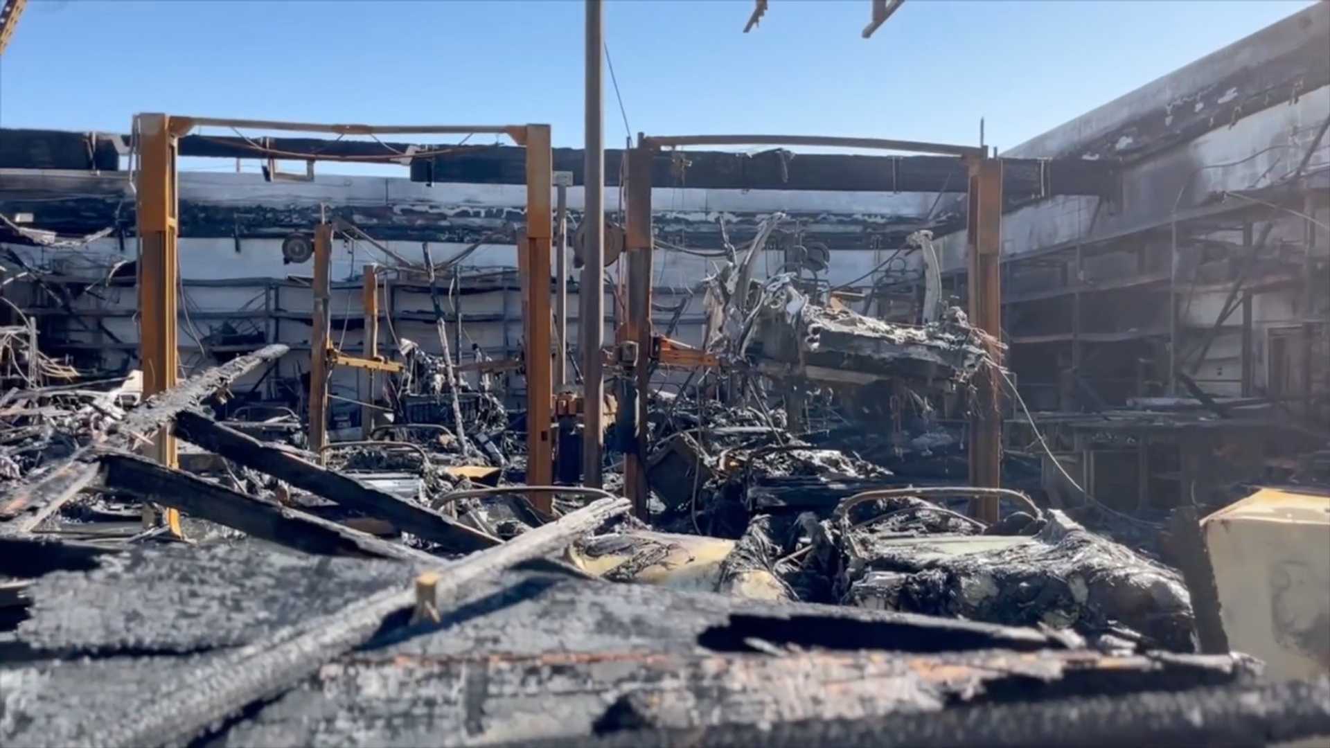 Un incendie frappe Gruber Motors, plus de 30 roadsters Tesla brûlent en un rien de temps