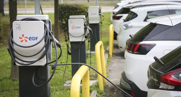 Pourquoi recharger sa voiture électrique sur autoroute coûtera quatre fois plus cher qu'à domicile