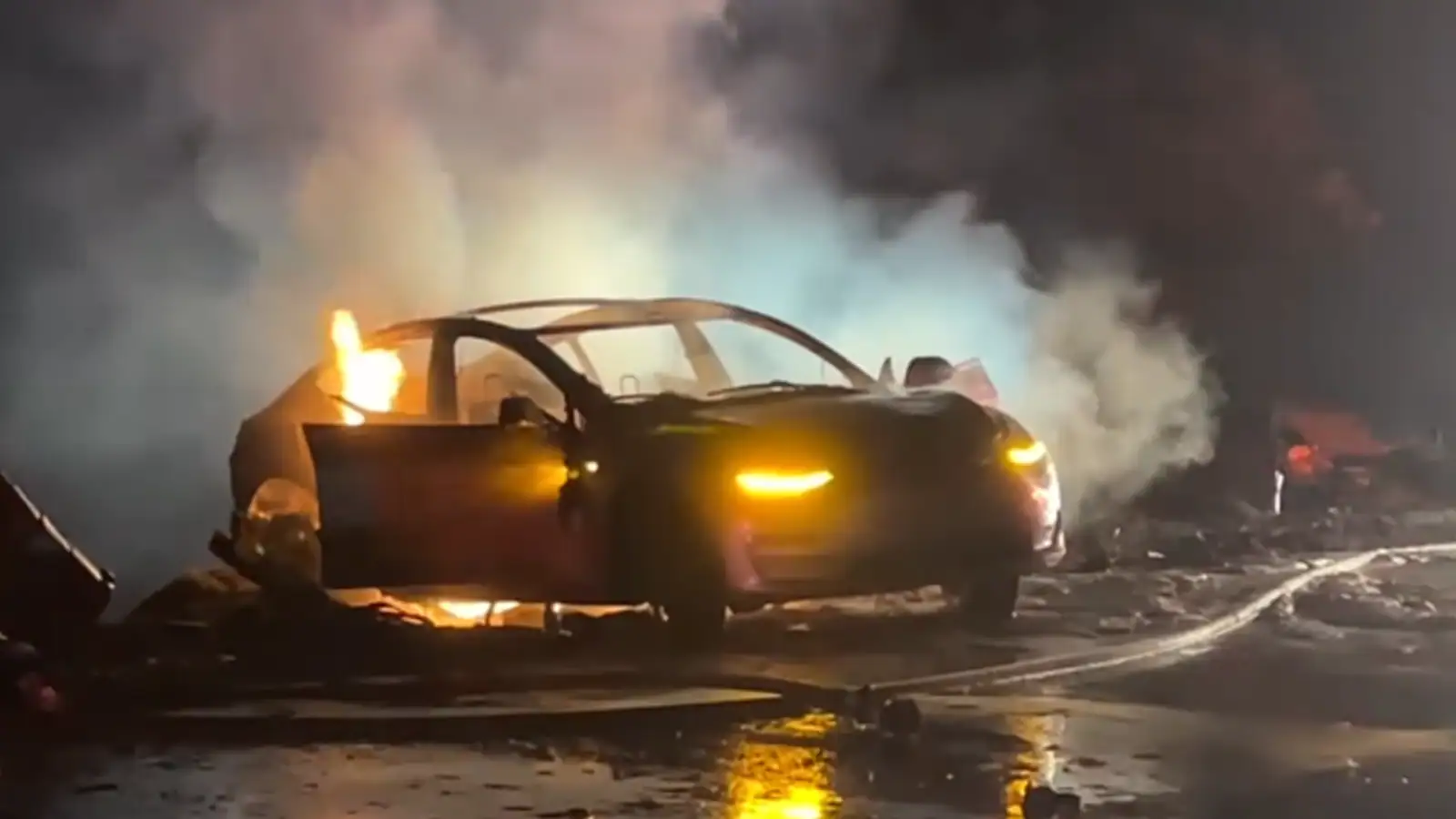Une voiture électrique Tesla Model 3 s'enflamme après un accident en mode Autopilot. - Cinktank