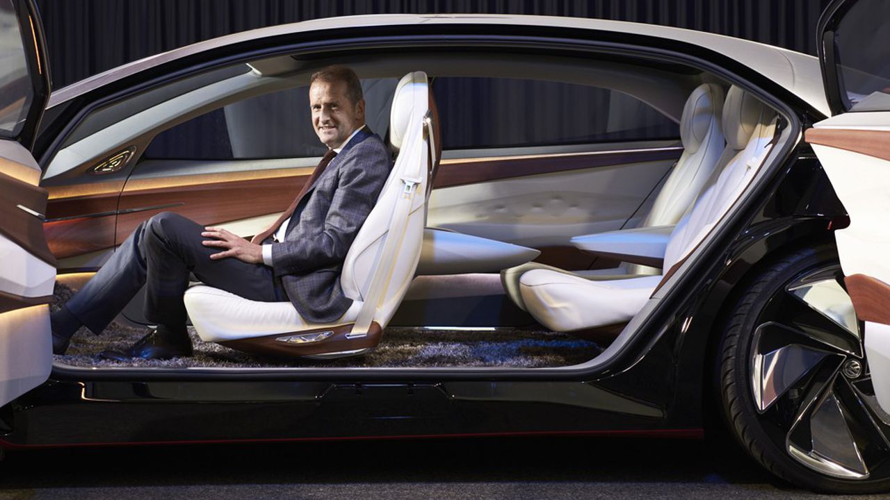 Herbert Diess, président du directoire de Volkswagen, en 2018 à Wolfsburg, dans le projet de modèle électrique ID Vizzion.