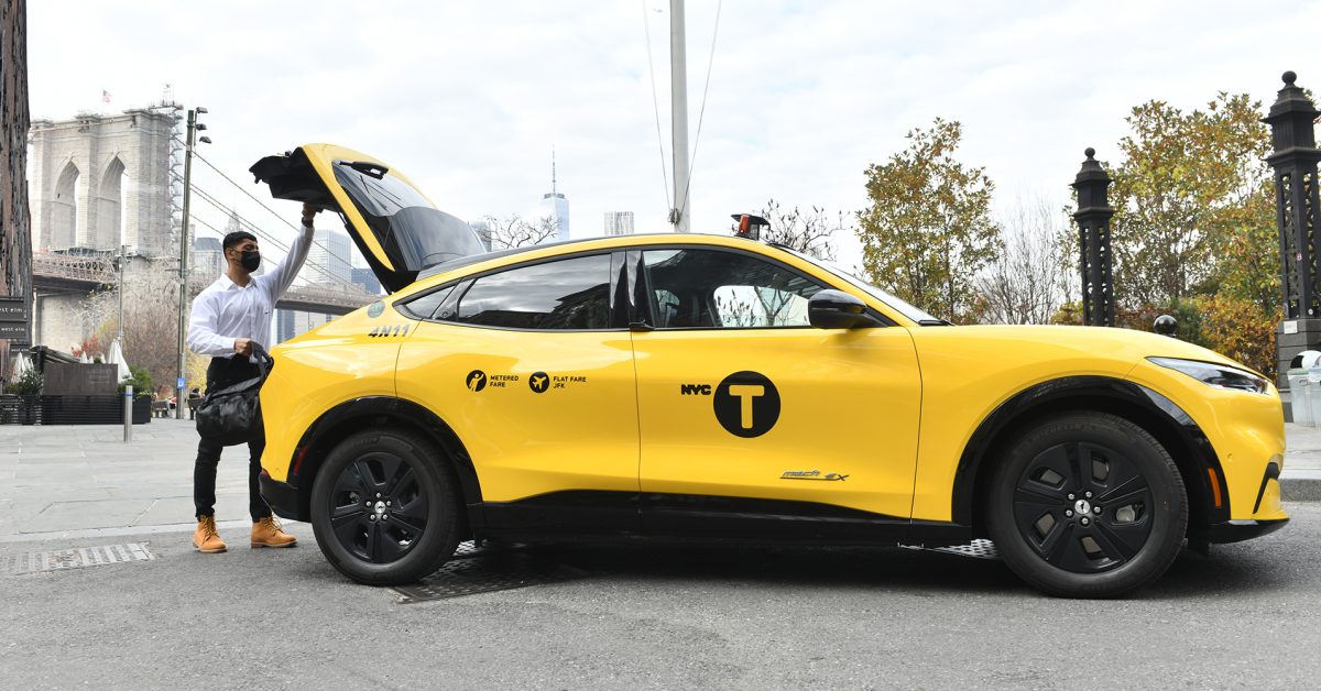 La startup de la flotte de véhicules électriques Gravity commence la prise en charge des passagers à New York avec des taxis jaunes Mach-E personnalisés