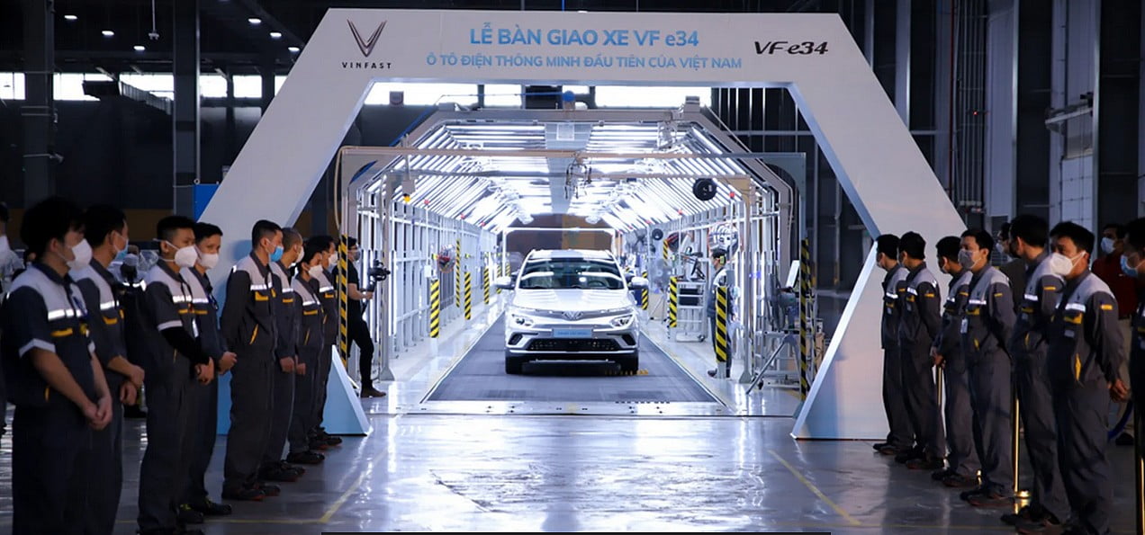 VinFast livre ses premières voitures électriques