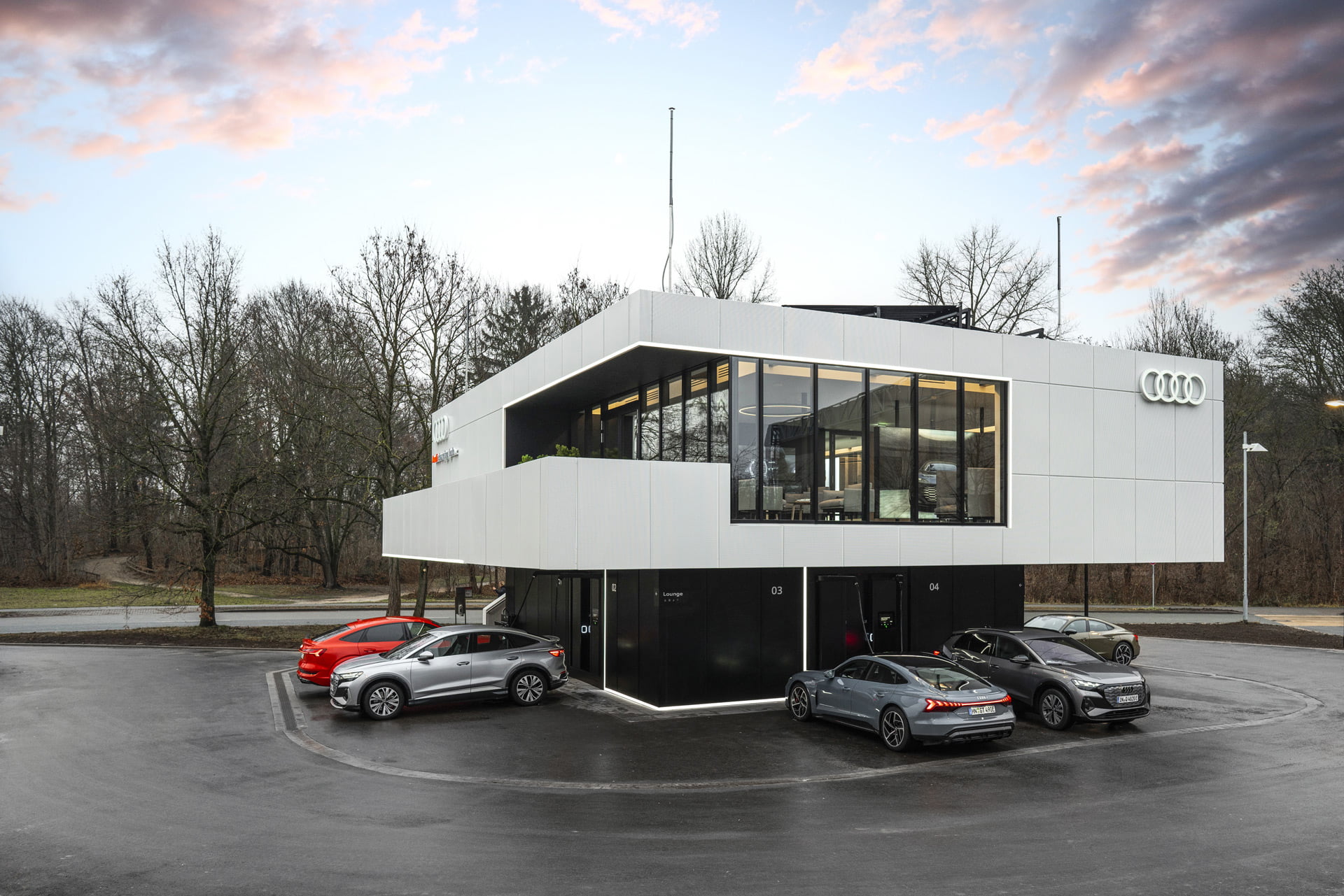 Audi montre comment elle pourrait ajouter des options de recharge de véhicules électriques urbains avec des stations modulaires, des salons