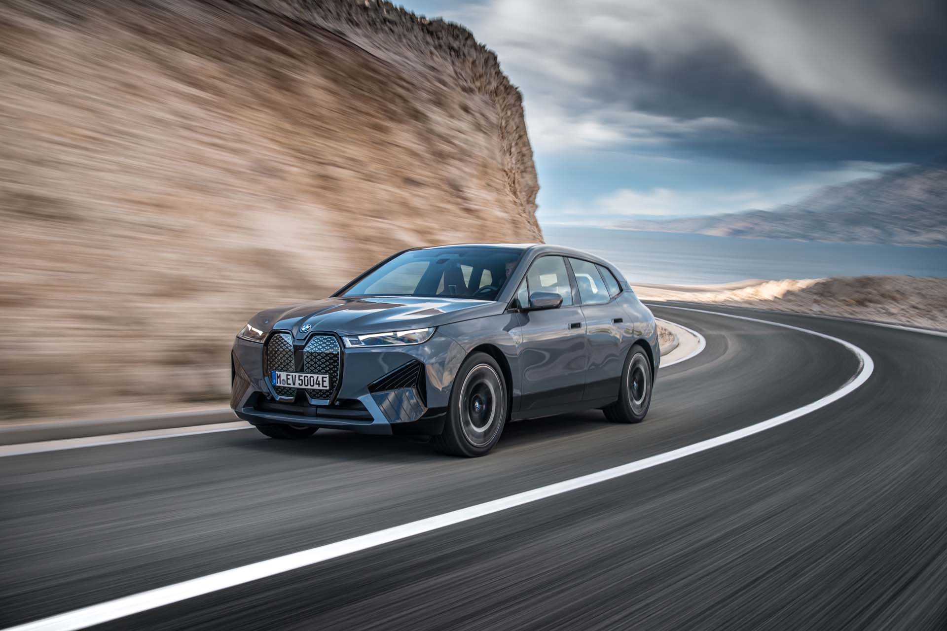 Les BMW iX et i4 obtiennent des notes officielles de l'EPA : les deux véhicules électriques dépassent les 300 milles d'autonomie dans au moins certaines versions