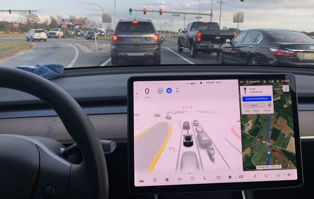 Tesla FSD Beta 10.7 obtient une conduite à une pédale, des ralentissements plus doux