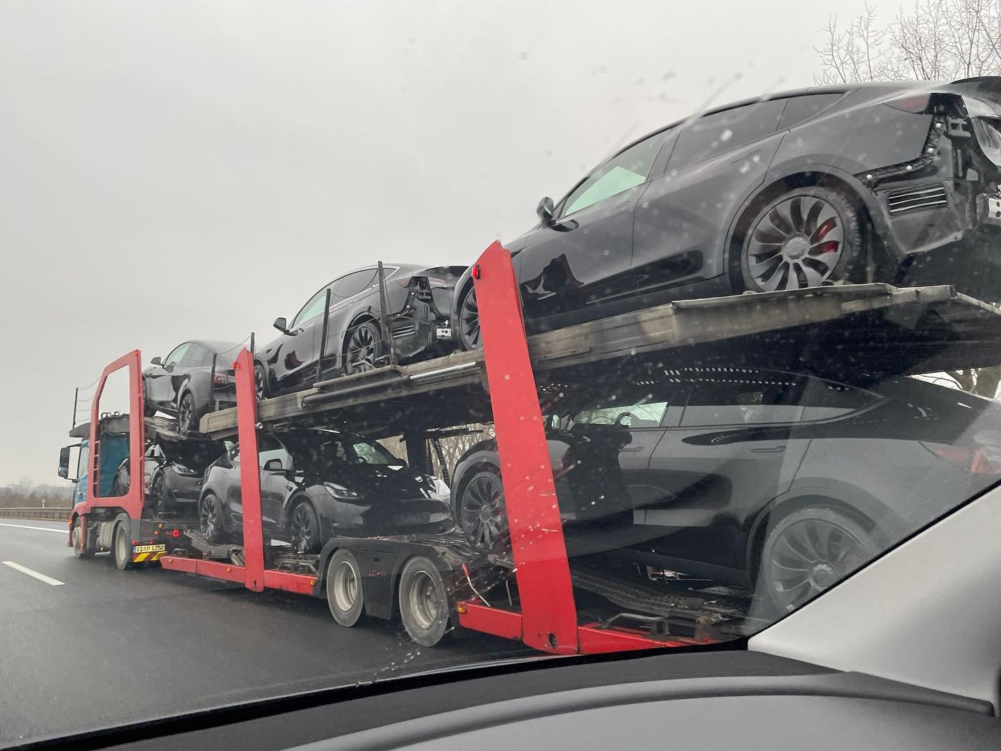 Les garnitures Tesla Model Y Performance repérées quittant la Gigafactory Berlin