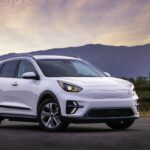 Les nouveaux propriétaires de véhicules électriques sont charmés par l'électrique, mais les marques ont beaucoup à perdre, selon une étude