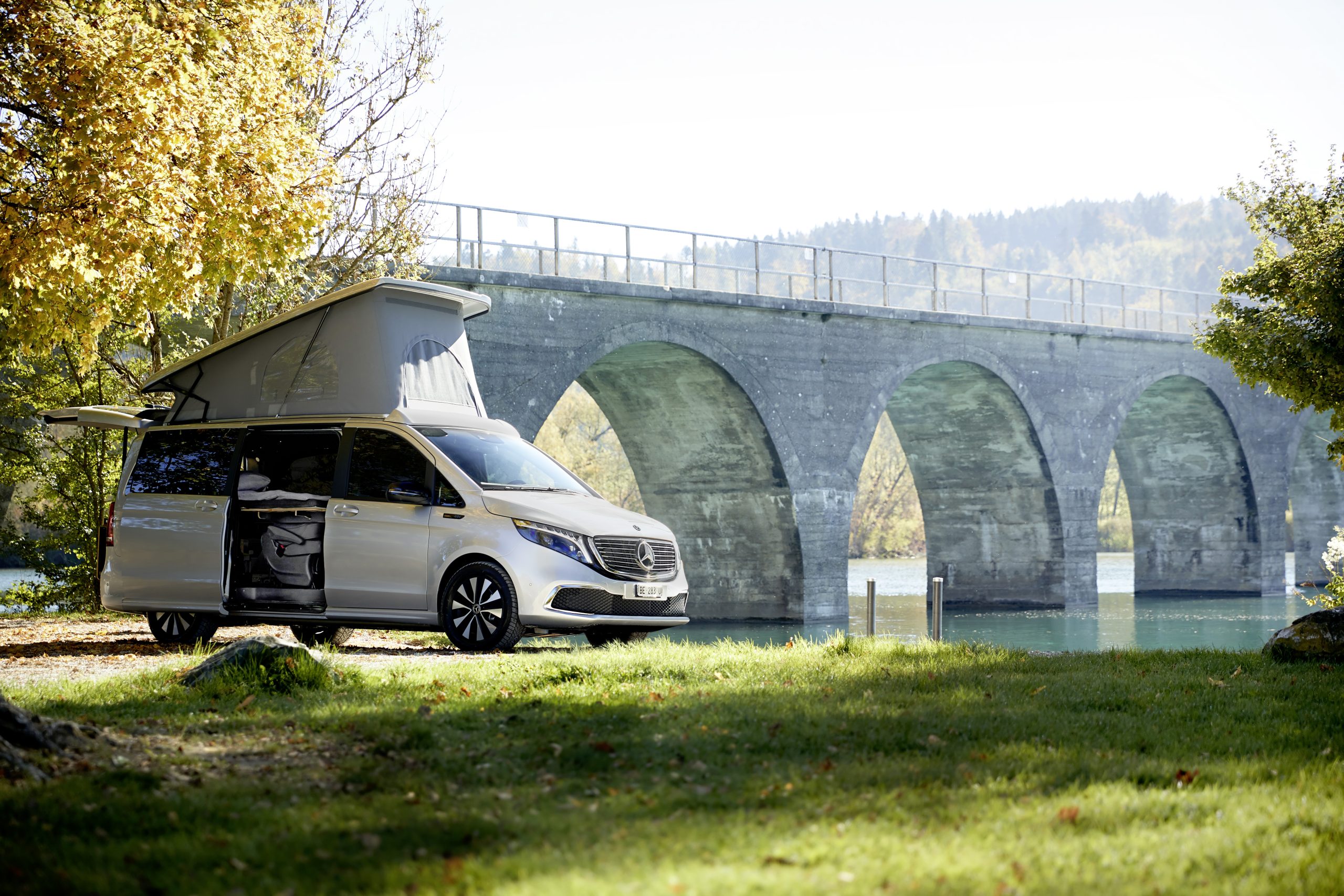 Mercedes-Benz dévoile la version camping-car de l'EQV pour une expérience de « vie en fourgonnette » électrique