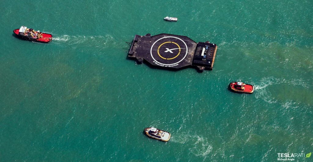 Le drone SpaceX quitte le port pour la mission Starlink lors d'un lancement de Falcon 9