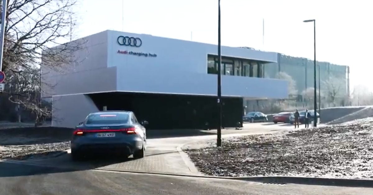 Le président du groupe VW visite le nouveau centre de recharge d'Audi, prévisualisant un avenir très réalisable pour les stations de recharge
