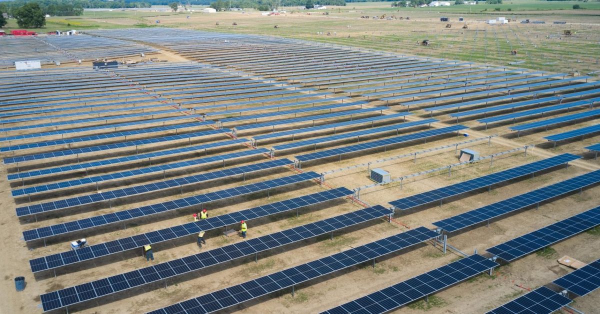 Le parc solaire de la plus grande capacité de l'Indiana, avide de charbon, est sur le point d'être mis en ligne
