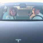 Tesla lance « TeslaMic », un microphone pour le karaoké en voiture