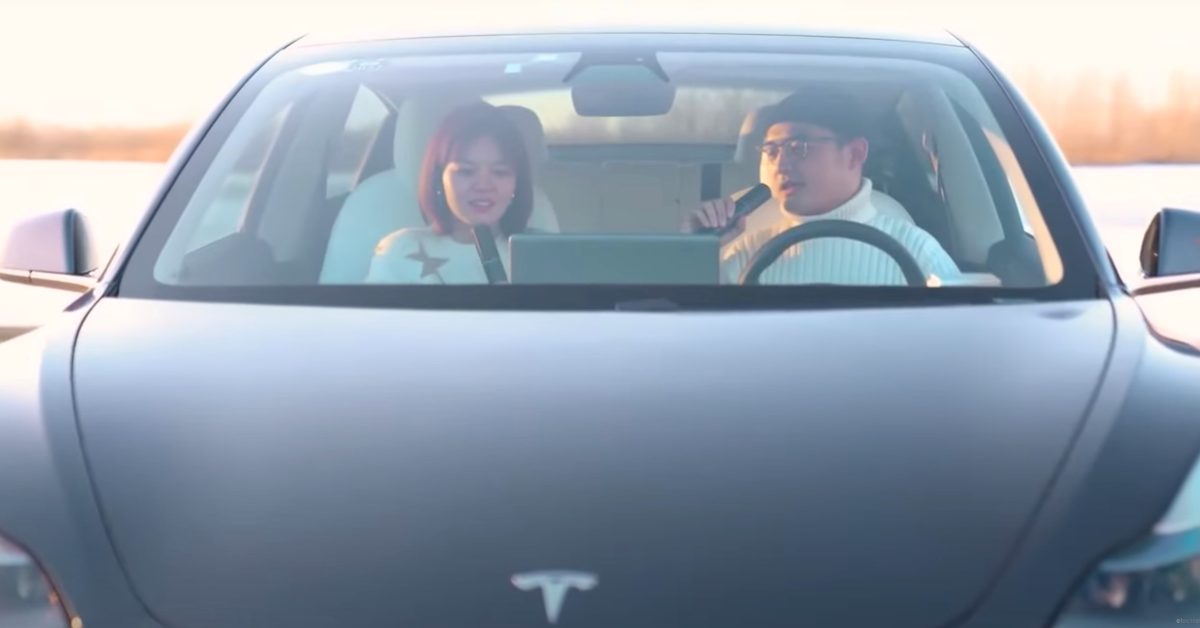 Tesla lance « TeslaMic », un microphone pour le karaoké en voiture