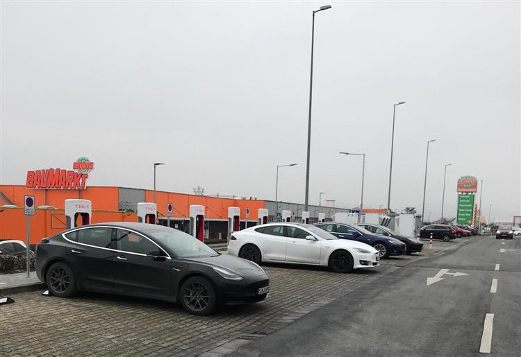 Tesla : le Castorama allemand va installer 600 Superchargeurs