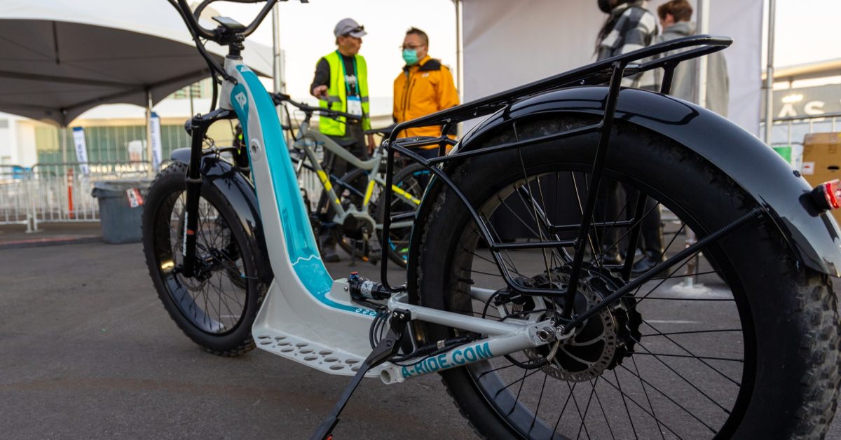 Regardons de plus près l'A-Ride, un puissant crossover vélo électrique/scooter tout-suspendu