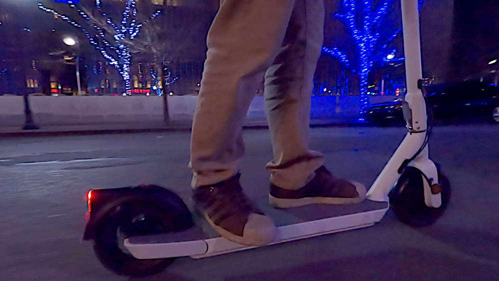 OKAI Néon ;  Trottinette électrique belle, connectée et propre [Video]
