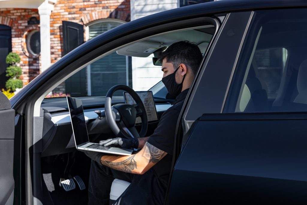 La pression de Tesla pour les tarifs télématiques rejetée par le commissaire aux assurances de Californie