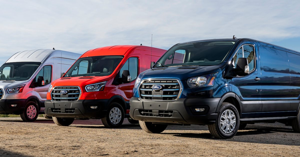 Les 10 000 premières livraisons de Ford Pro E-Transit commencent alors que Ford cherche des moyens d'augmenter la production à Kansas City