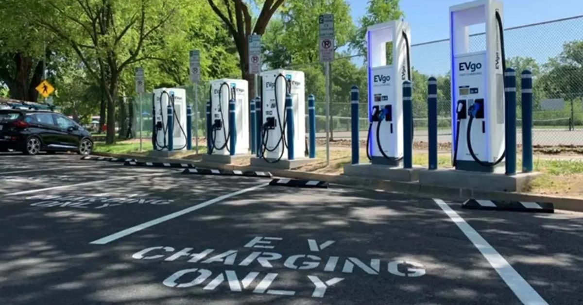 Biden annonce 5 milliards de dollars sur 5 ans pour un réseau national de recharge de véhicules électriques