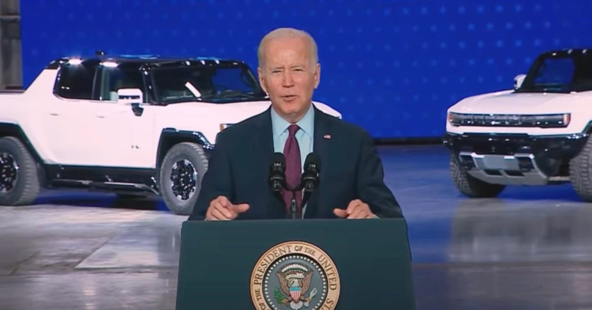 Le président Biden reconnaît enfin Tesla comme "le plus grand fabricant de véhicules électriques d'Amérique", calmant les fans d'Elon Musk