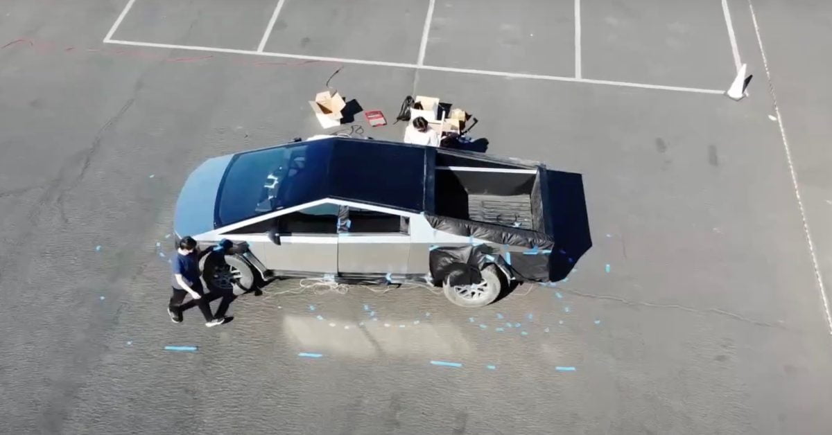 Tesla repéré en train de travailler sur un nouveau prototype de Cybertruck, le drone se rapproche dangereusement