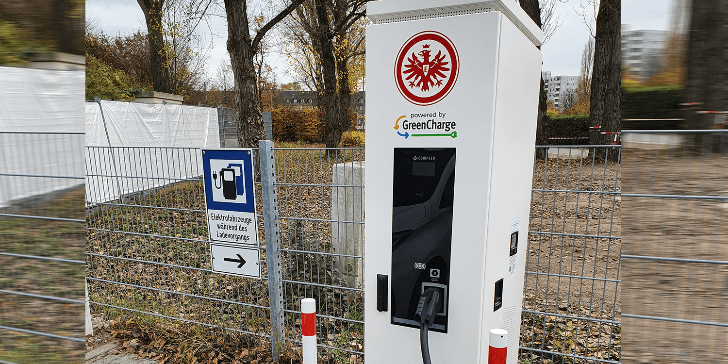 Trois bornes de recharge rapide sur le terrain du club de l'Eintracht Francfort - electrive.net