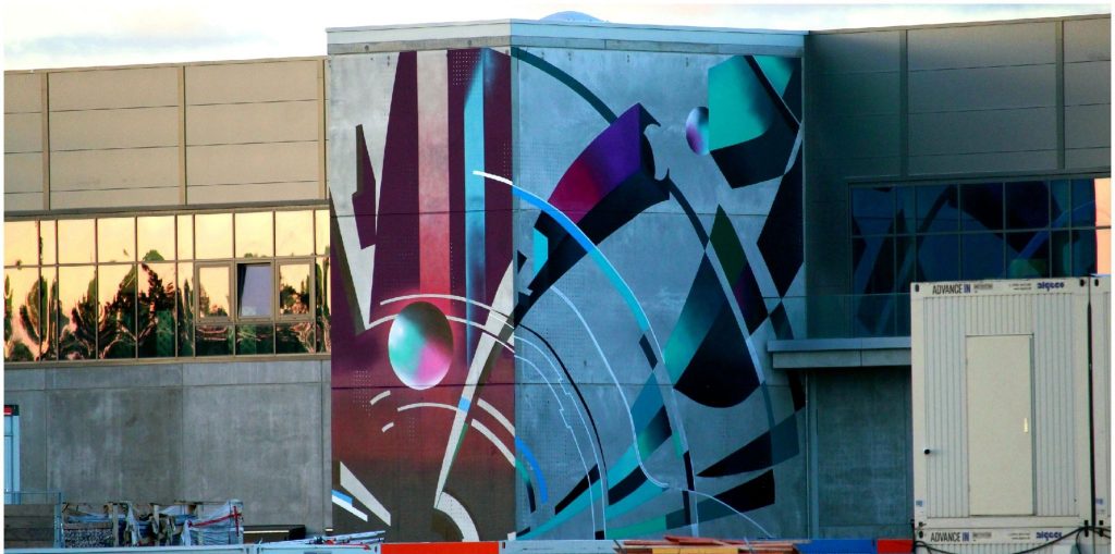 Tesla Giga Berlin accueille le nouvel art du graffiti alors que la construction de cellules de batterie prend forme