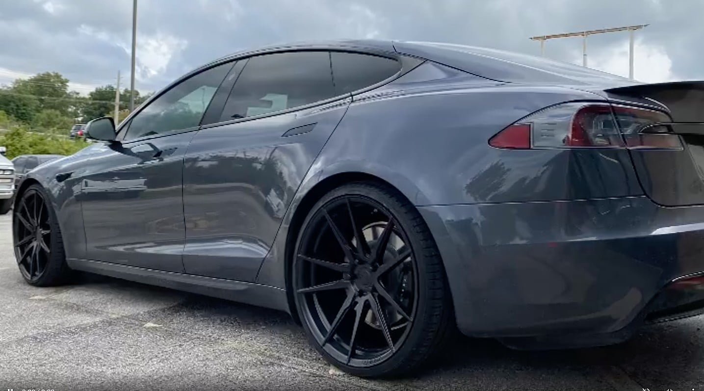 Le pass d'un quart de mile de 8,94 secondes de Tesla Model S Plaid à 156 mph mérite les éloges de Musk