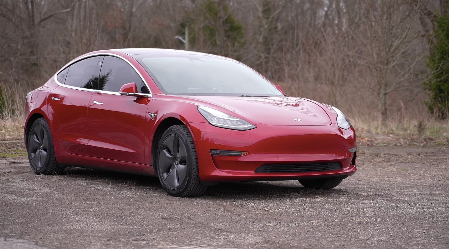 Un analyste de TSLA pense que le report d'une voiture de 25 000 $ est un risque potentiel pour la croissance annuelle des ventes de Tesla