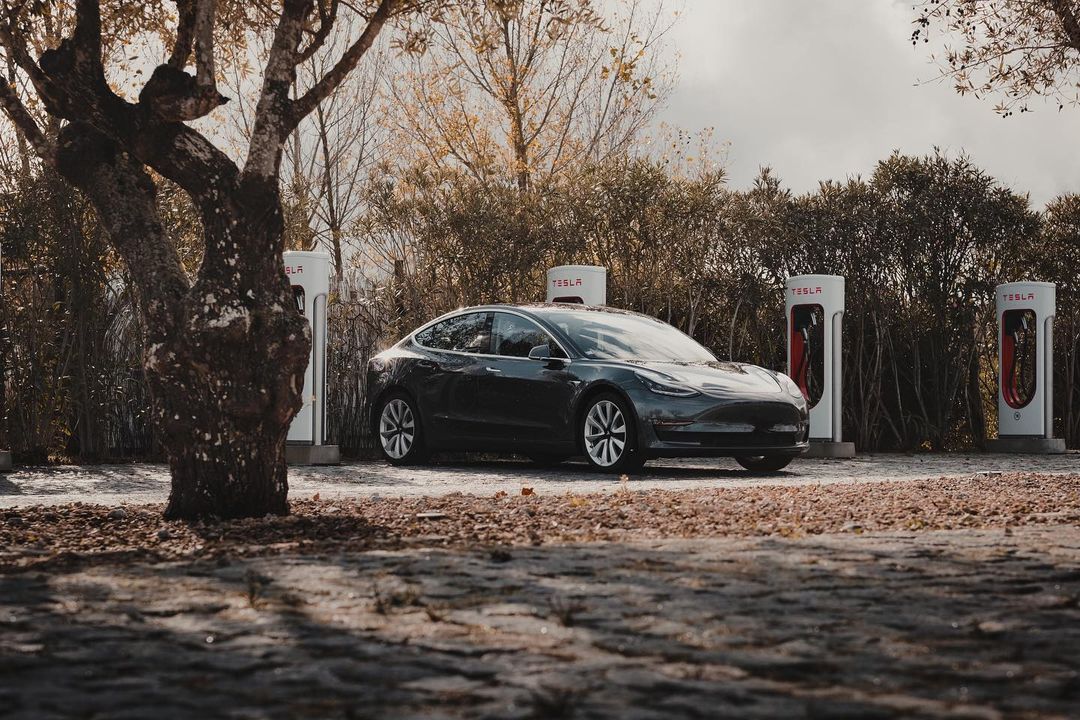 Tesla signe un accord d'approvisionnement en lithium de 5 ans avec Liontown Resources en Australie : rapport