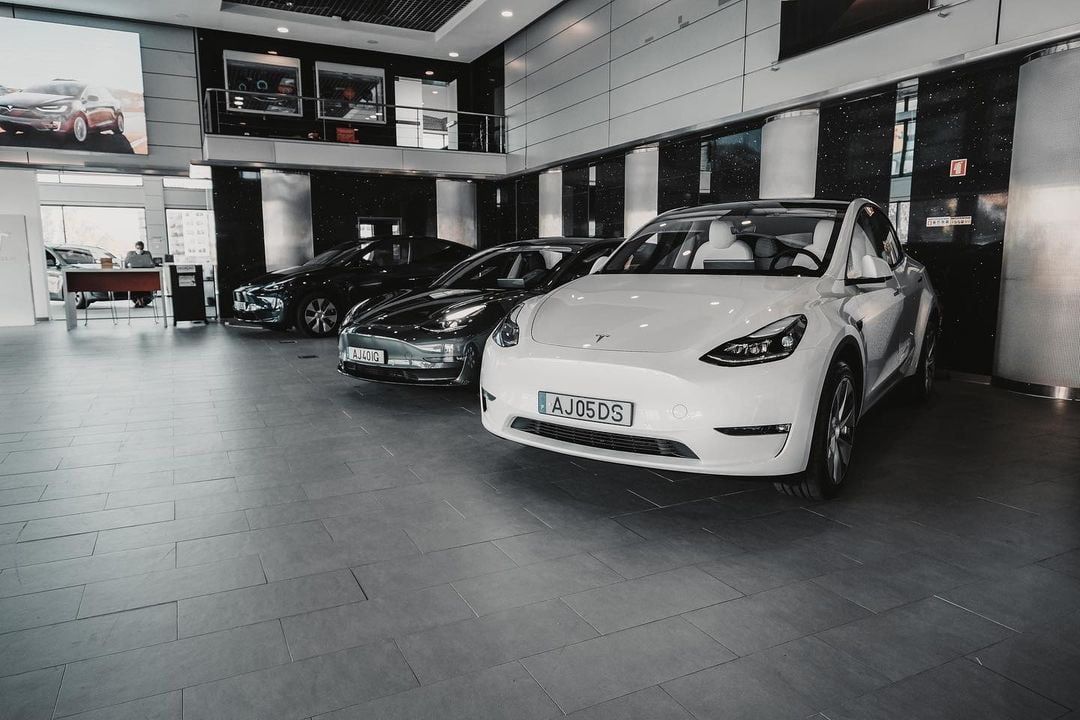 Le rôle de Tesla dans l'industrie américaine des véhicules électriques reconnu par le secrétaire aux Transports Pete Buttigieg