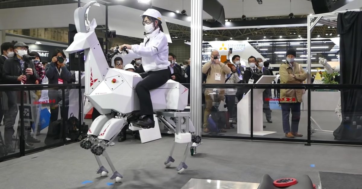 Devant une moto électrique, Kawasaki montre un robot chèvre électrique avec un cavalier humain