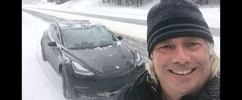 Essai d’une Tesla à propulsion pendant une petite tempête de neige
