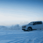 Regardez le F-150 Lightning de Ford traverser la neige et la glace sur une base militaire en Alaska. [Video]
