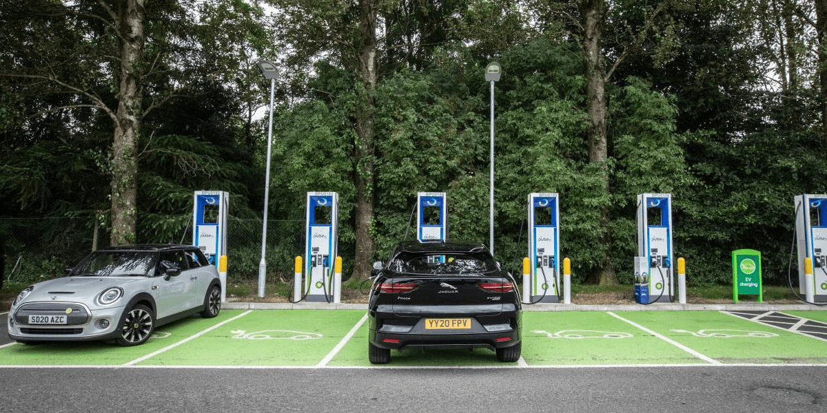 300 000 bornes de recharge d'ici 2030 : le gouvernement britannique pousse l'expansion des infrastructures de recharge - electrive.net