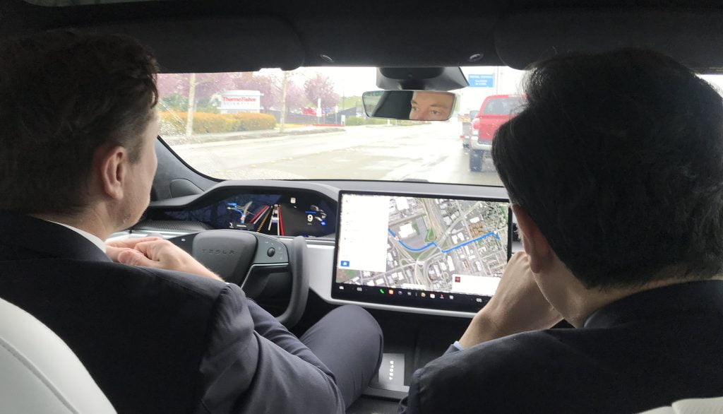 Elon Musk de Tesla présente le Model S Plaid avec FSD Beta à l'ambassadeur de Chine aux États-Unis