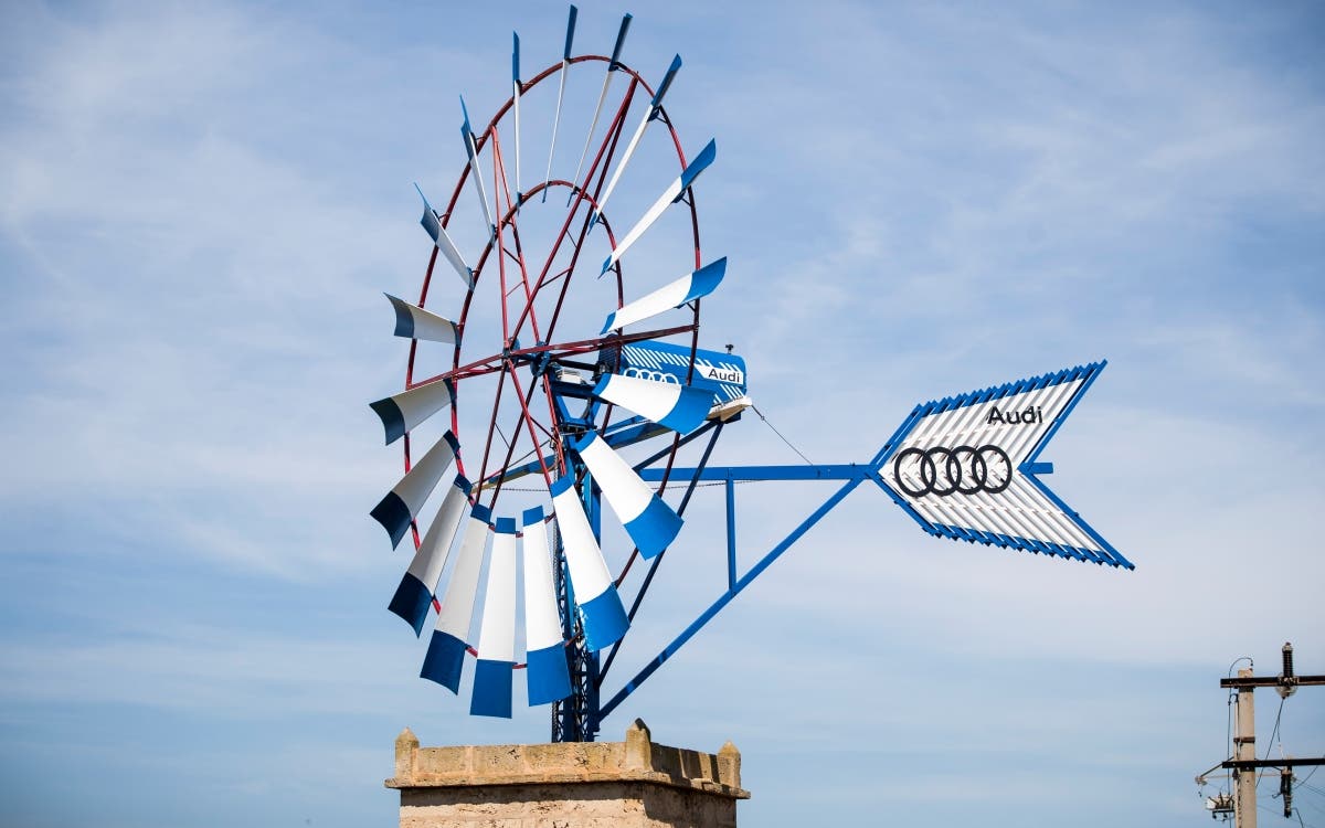 Le moteur électrique d'une Audi e-tron transforme un moulin à vent traditionnel en générateur de vent
